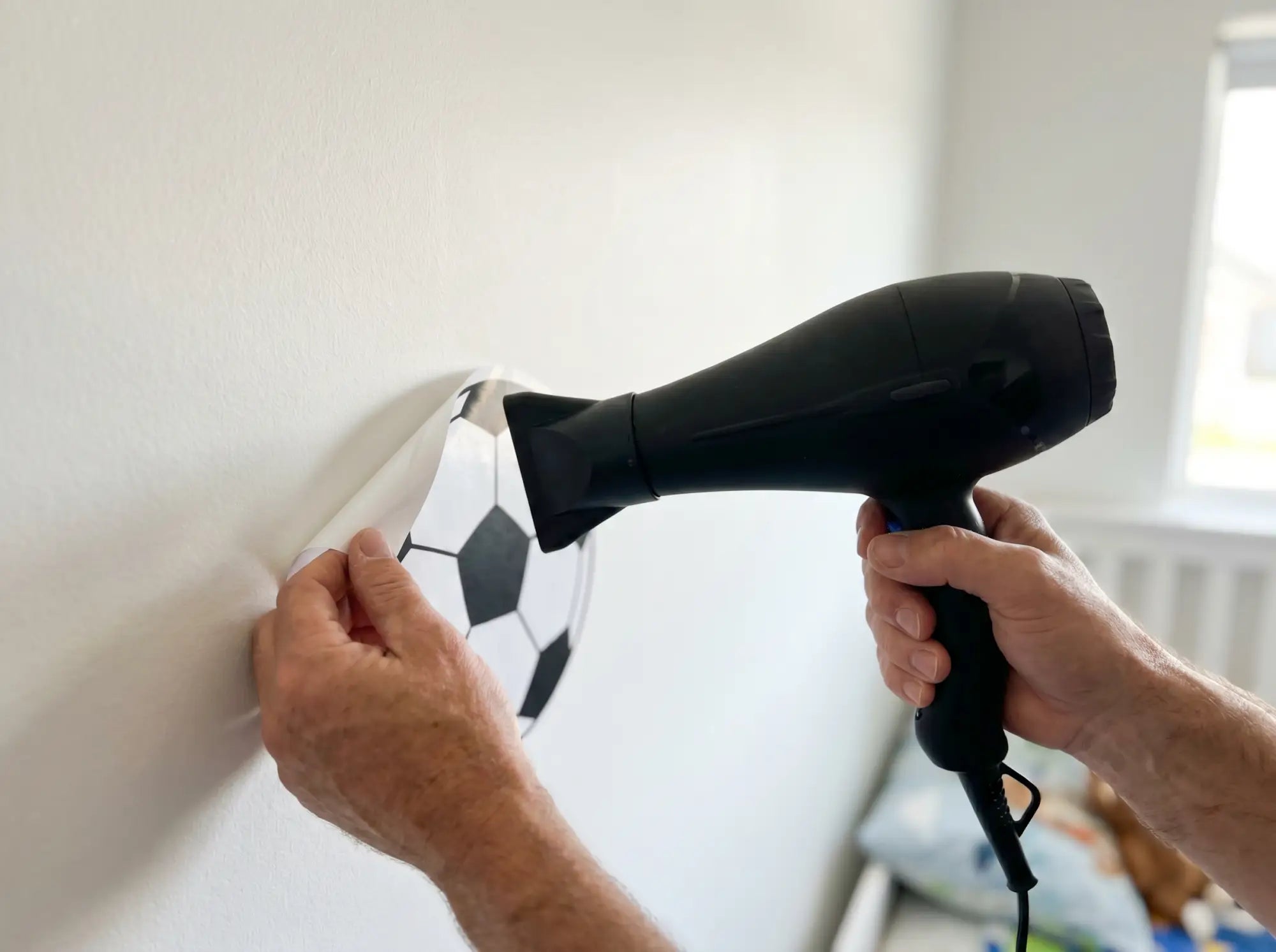Comment décoller un sticker mural sans abîmer le mur: