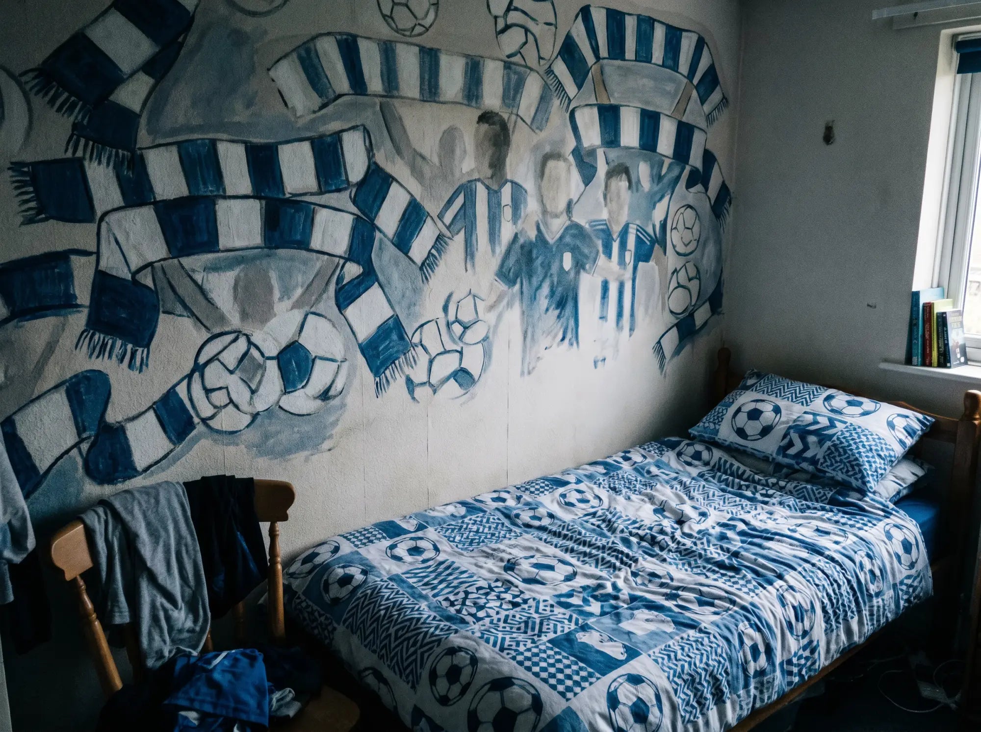 Papier peint déco chambre supporter OL: un mur en tribune