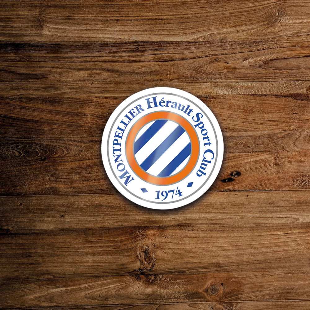 Autocollant circulaire blanc avec des bandes bleues et orange.