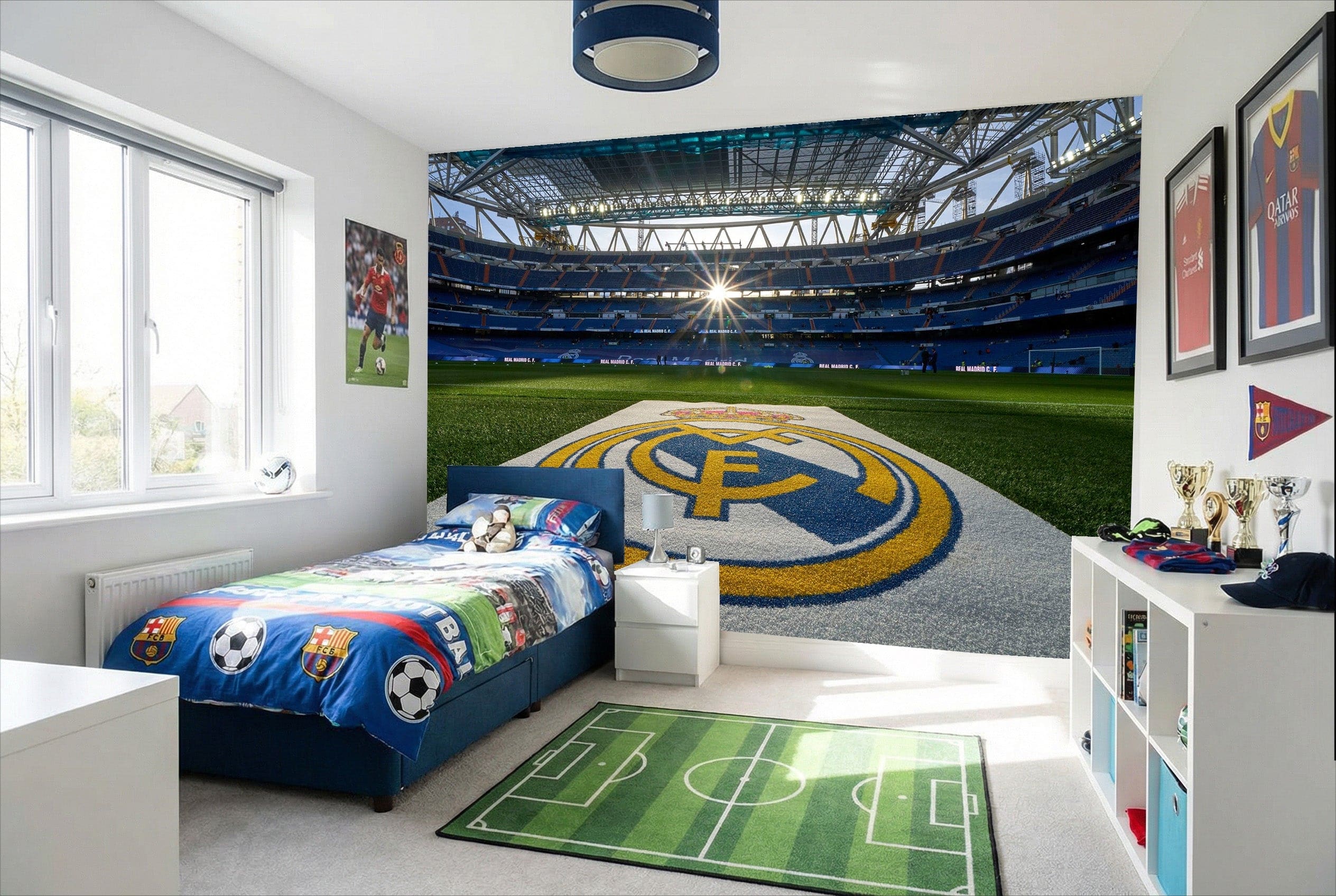 Déco madrid papier peint the madrid way avec logo real madrid vibrant bleu et jaune sur fond stade détaillé