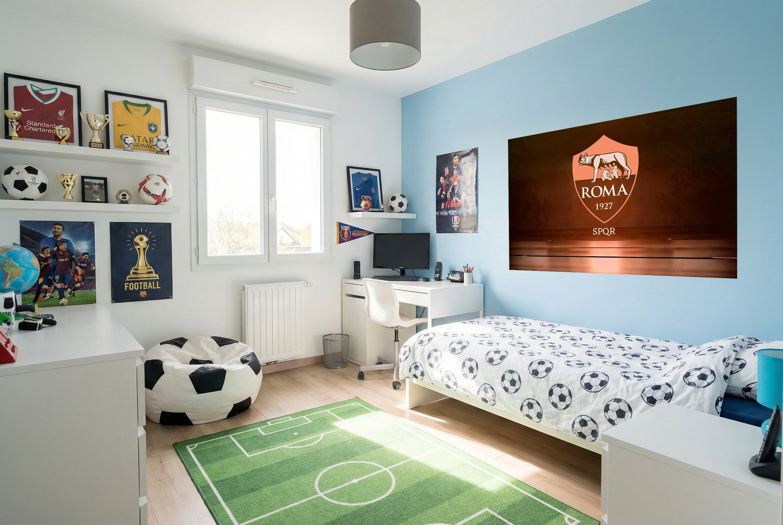 Papier peint as roma passion sportive avec lit blanc et housse de couette motif ballon de football