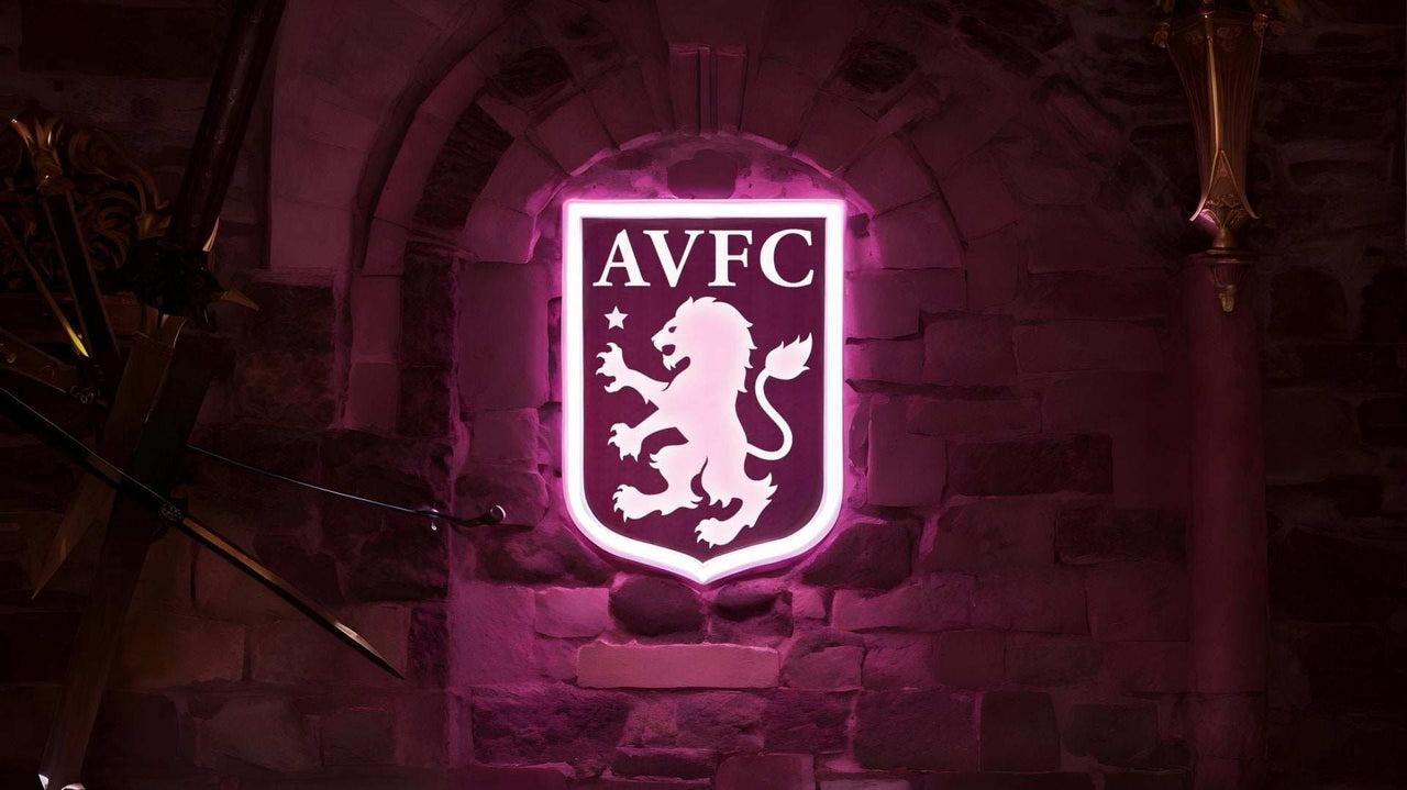 Écusson d’Aston Villa éclairé.