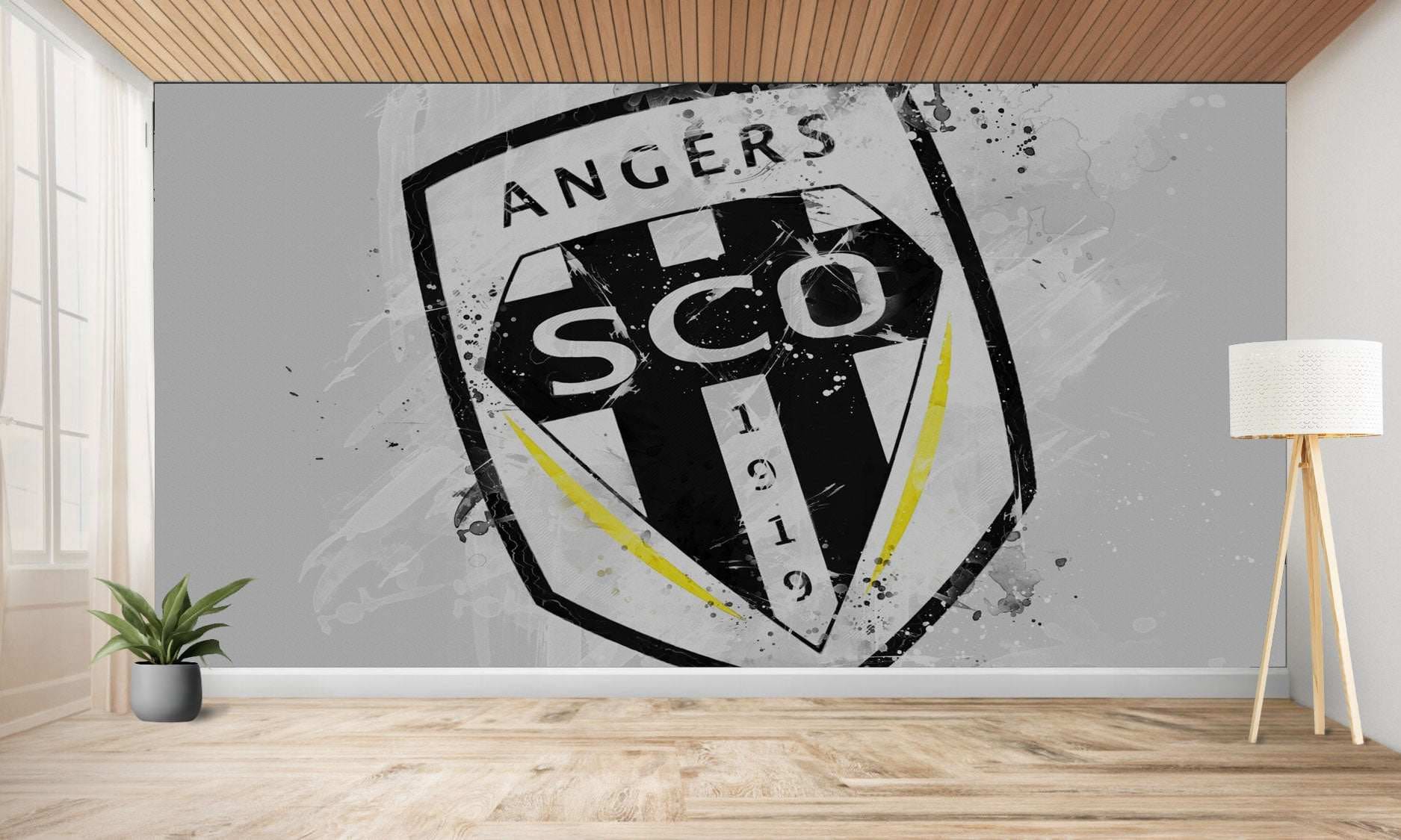 Murale représentant l’emblème d’un club de football monochrome avec des accents jaunes.