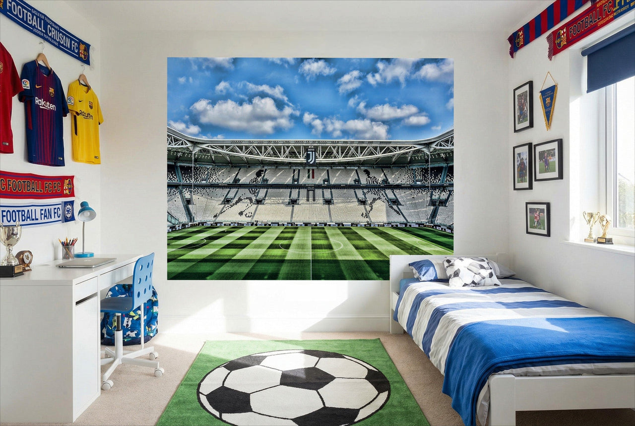 Papier peint juventus avec une fresque murale de stade de foot détaillé et gazon vert sous ciel bleu