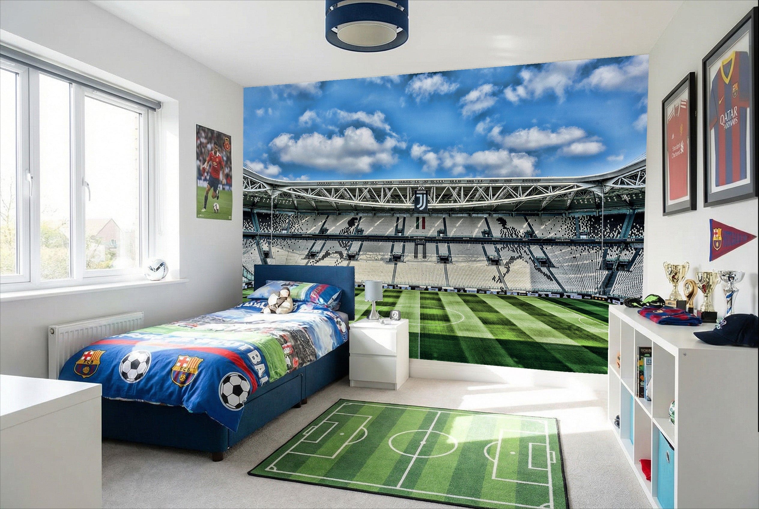 Lit bleu avec literie sur le thème du foot juventus et peluche ballon sur papier peint juventus photo