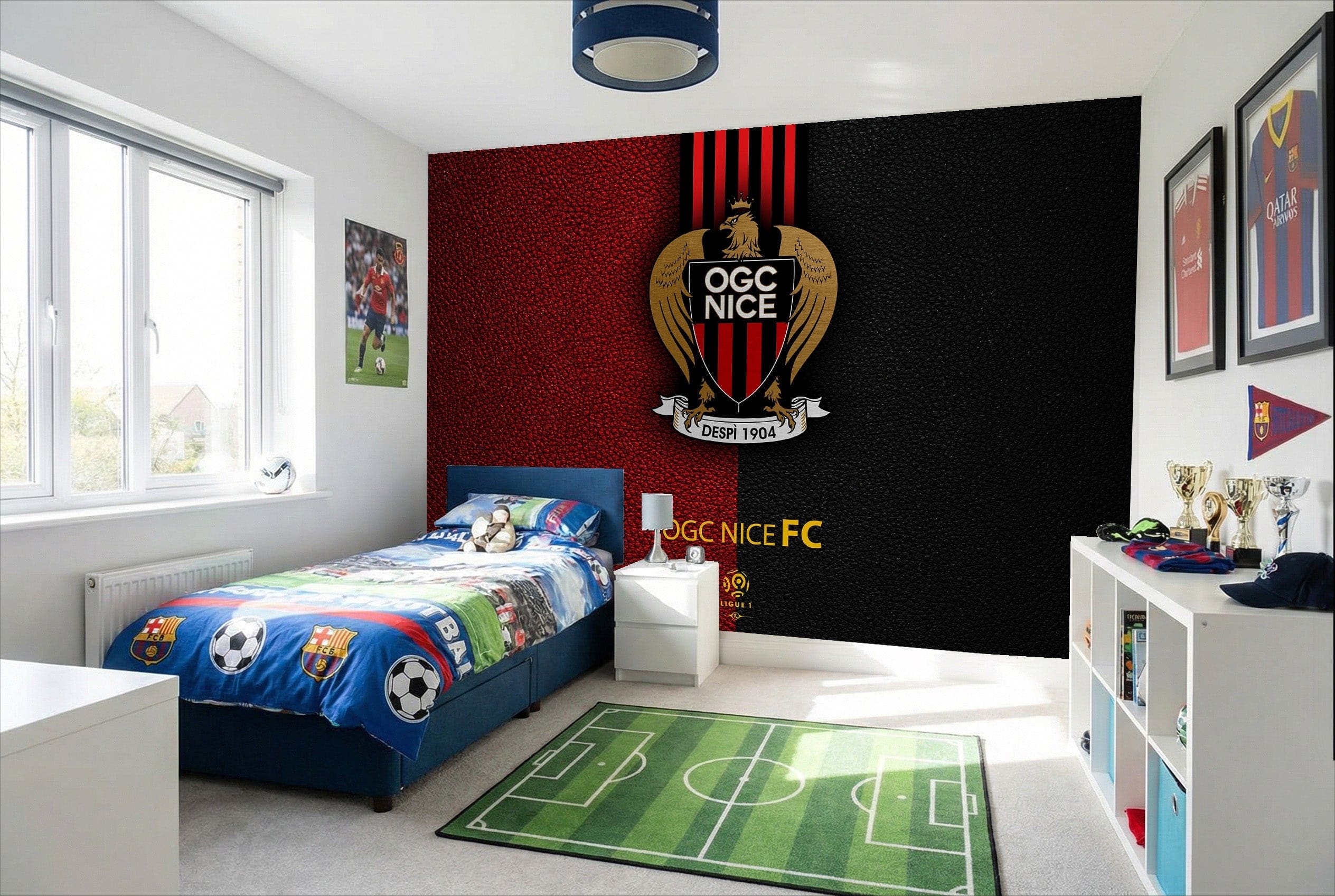 Papier peint foot nice avec un motif rayé rouge et noir et le blason du club résistant à l’usure