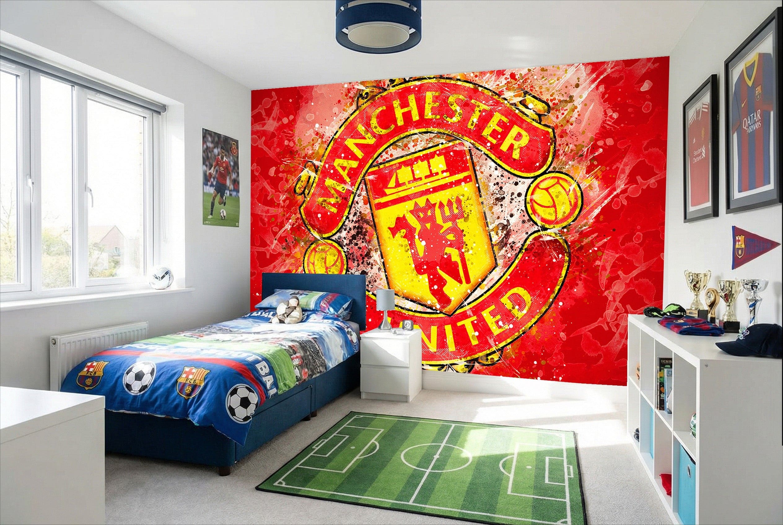 Papier peint football manchester united rouge vif avec logo du club et effets de peinture éclaboussée