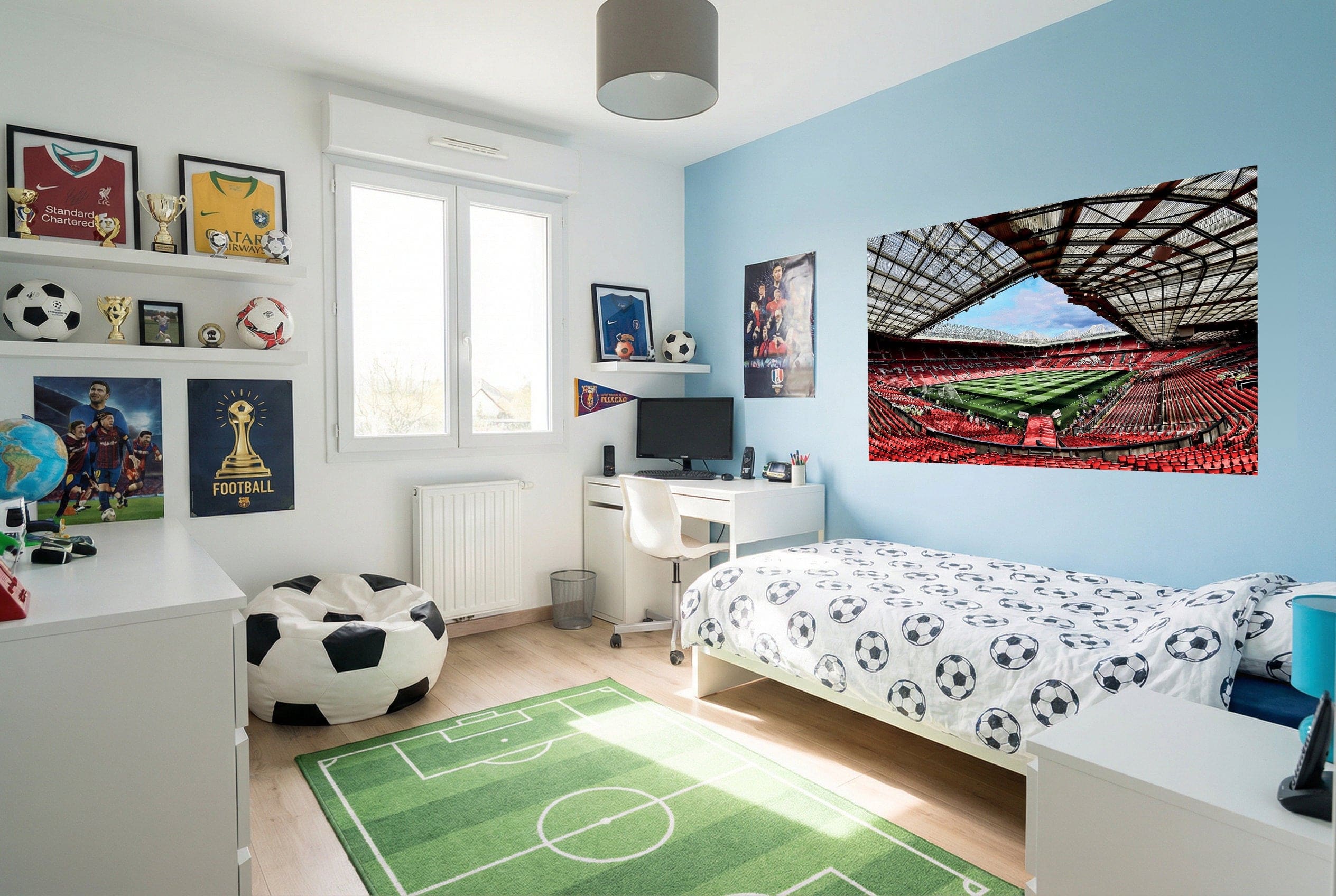 Lit blanc avec literie motif ballon de football noir et blanc papier peint manchester united stade old trafford deco