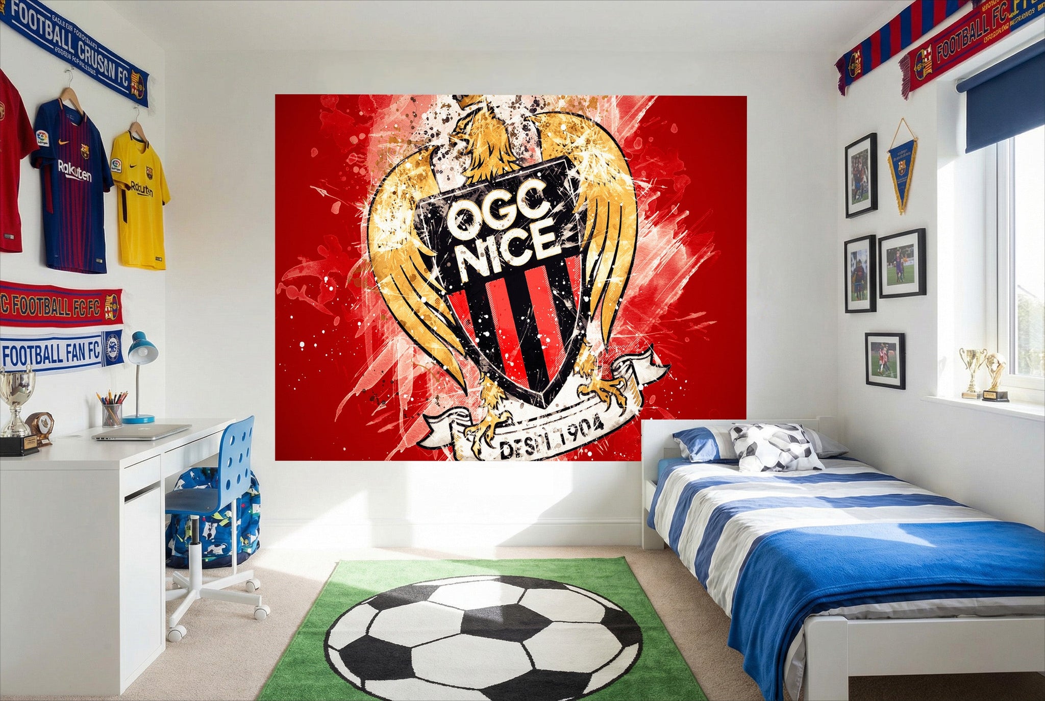 Papier peint football ogc nice avec un mural rouge vif et lécusson du club aux ailes dorées et rayures noir blanc