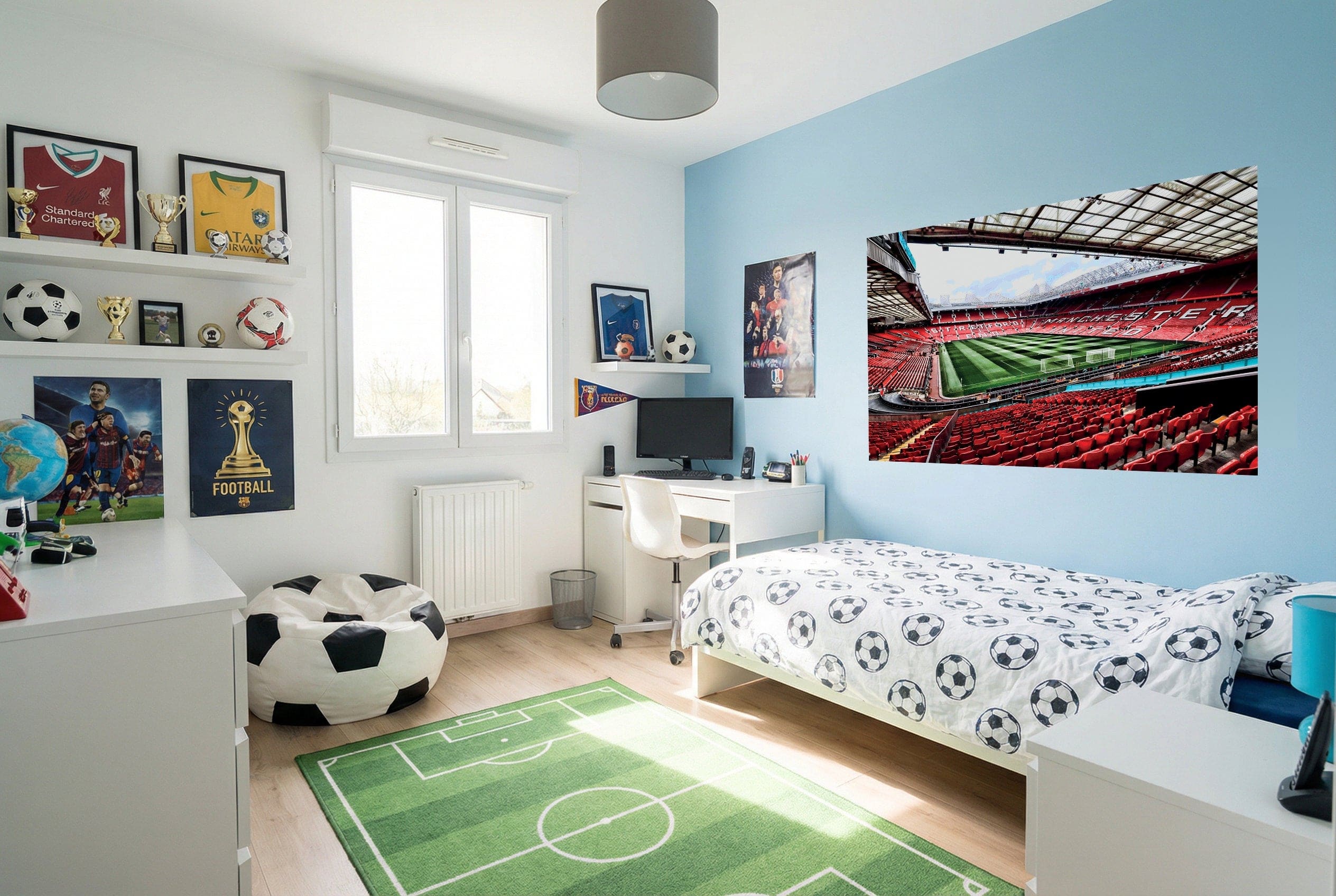 Lit blanc avec literie noir motif ballon de foot papier peint old trafford devils pour chambre football