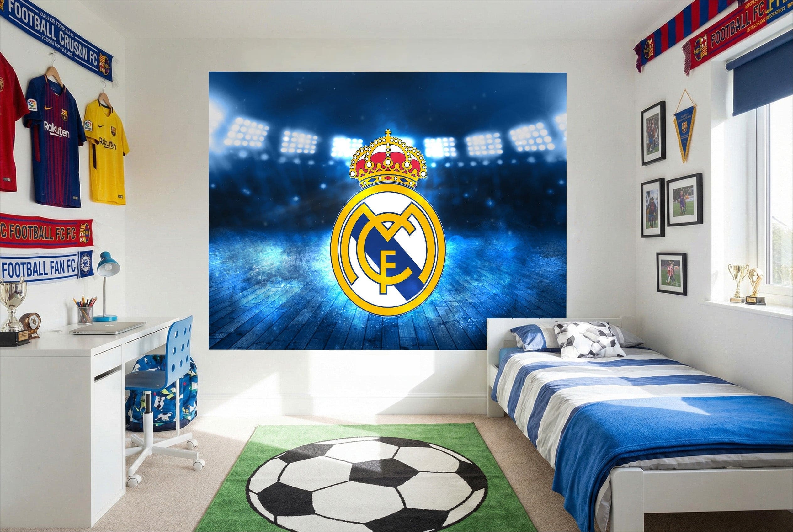 Papier peint real madrid bleu et blanc avec blason royal en décor mural dynamique pour chambre football real madrid