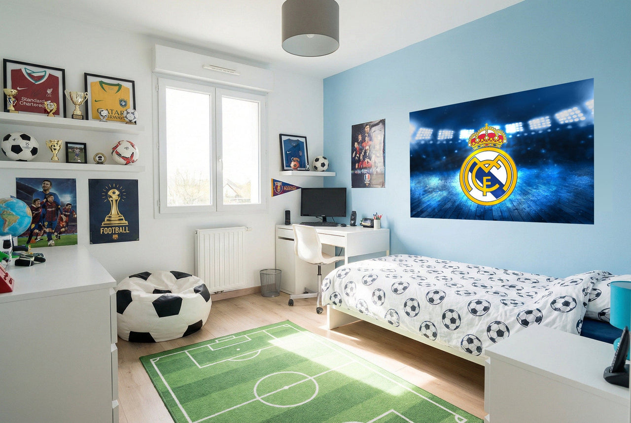 Lit blanc avec couette et taies d oreiller à motif ballon de football papier peint real madrid football