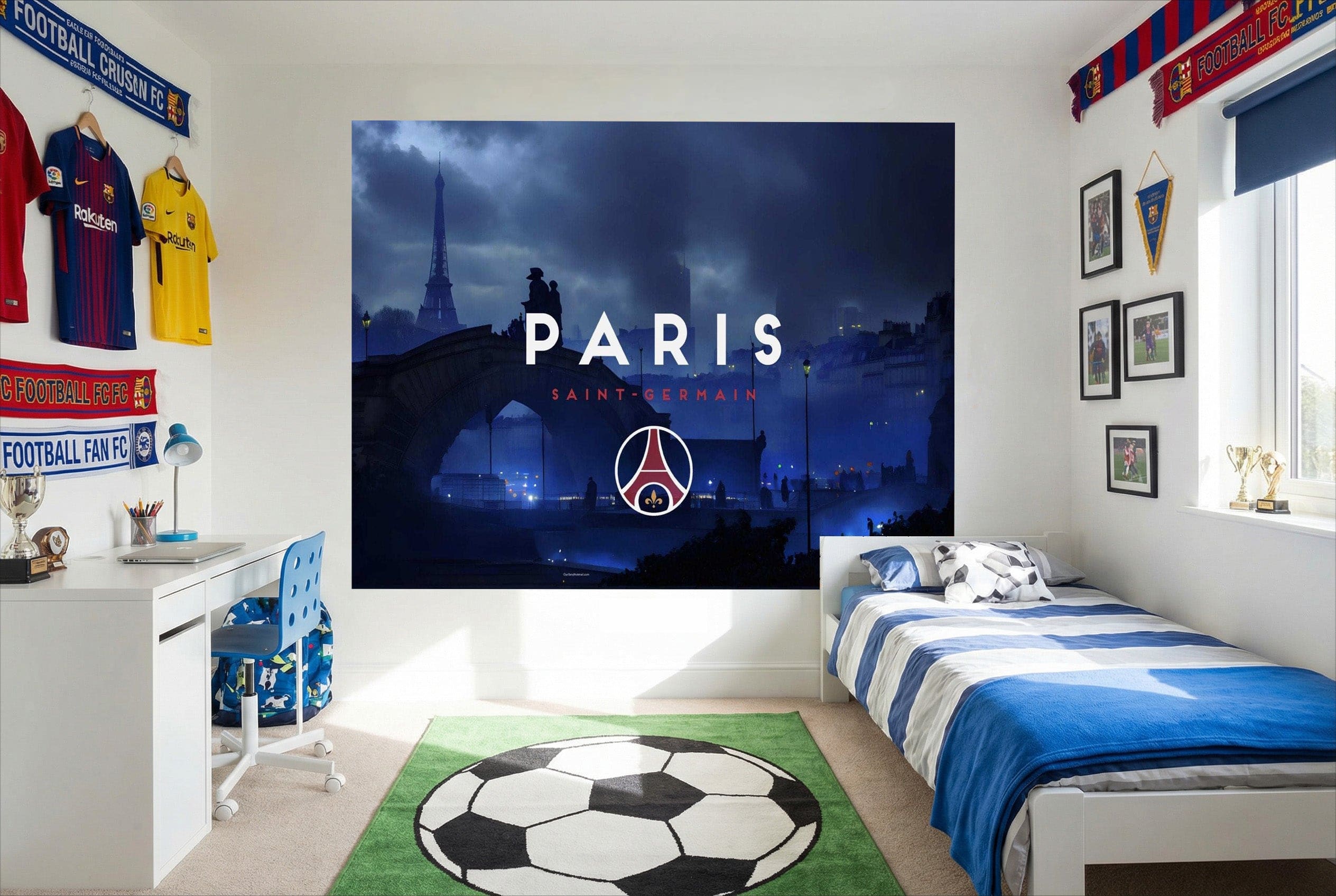 Papier peint paris sg avec logo et scène nocturne bleu foncé eiffel tour et ville illuminée déco fan de foot
