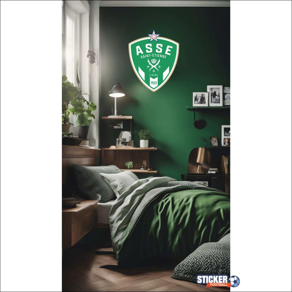 Emblème d’un club de football vert et blanc accroché à un mur.