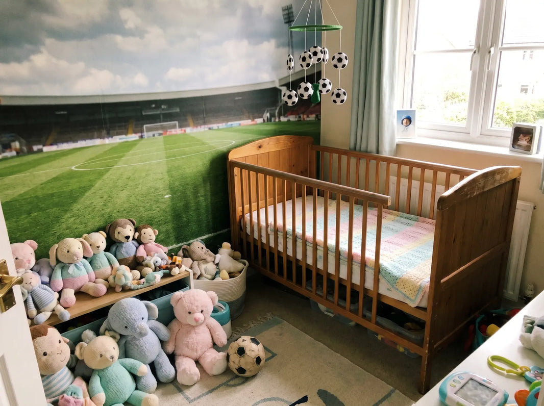 Papier peint chambre bébé thème football: une déco douce
