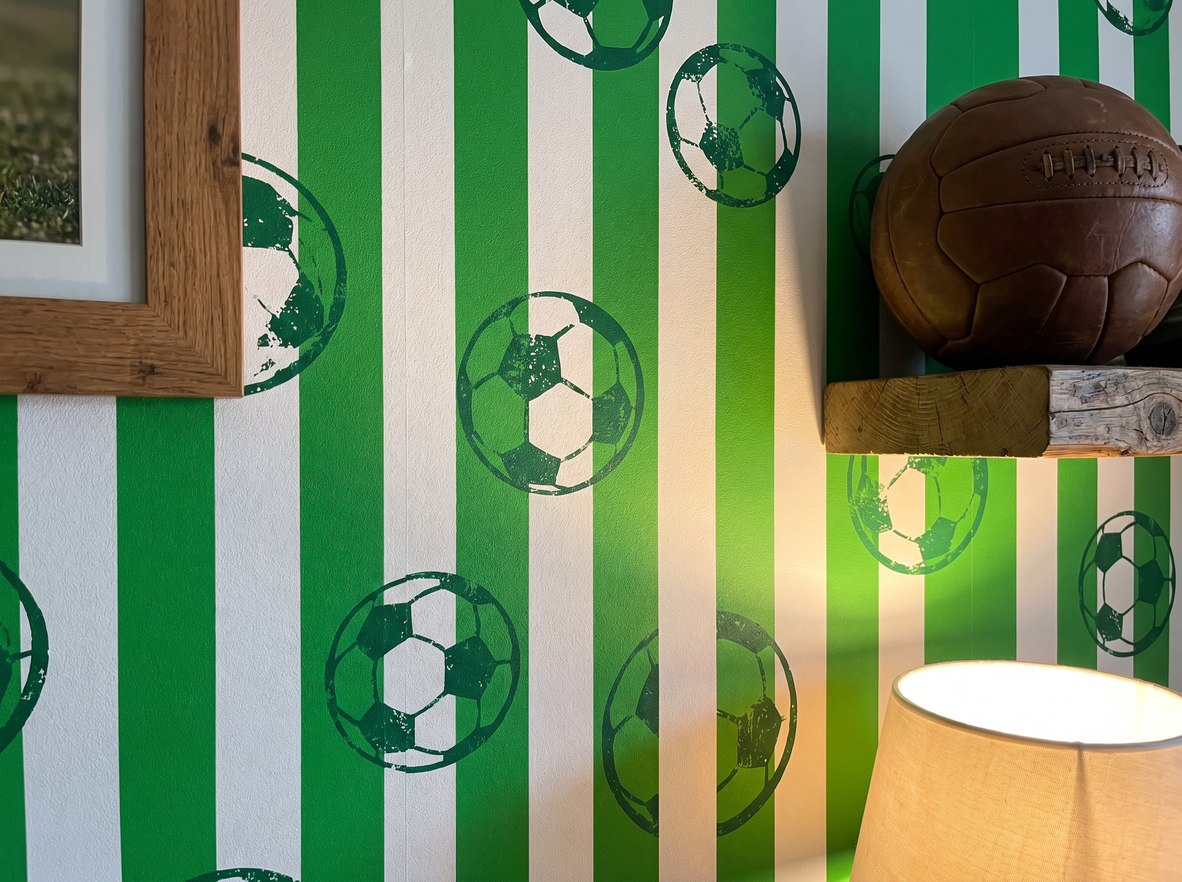 Papier peint foot personnalisé aux couleurs du club : la chambre devient un vrai stade