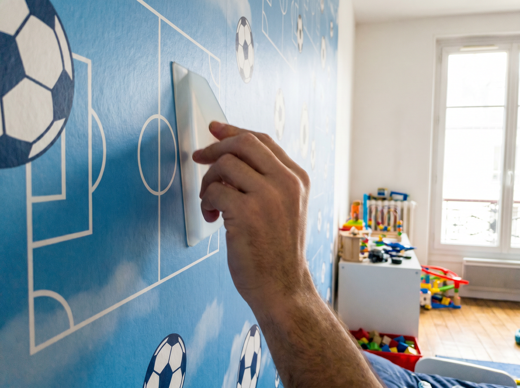 Papier peint aux couleurs de l'OM pour garçon : une chambre bleu et blanc qui a la fièvre du Vélodrome