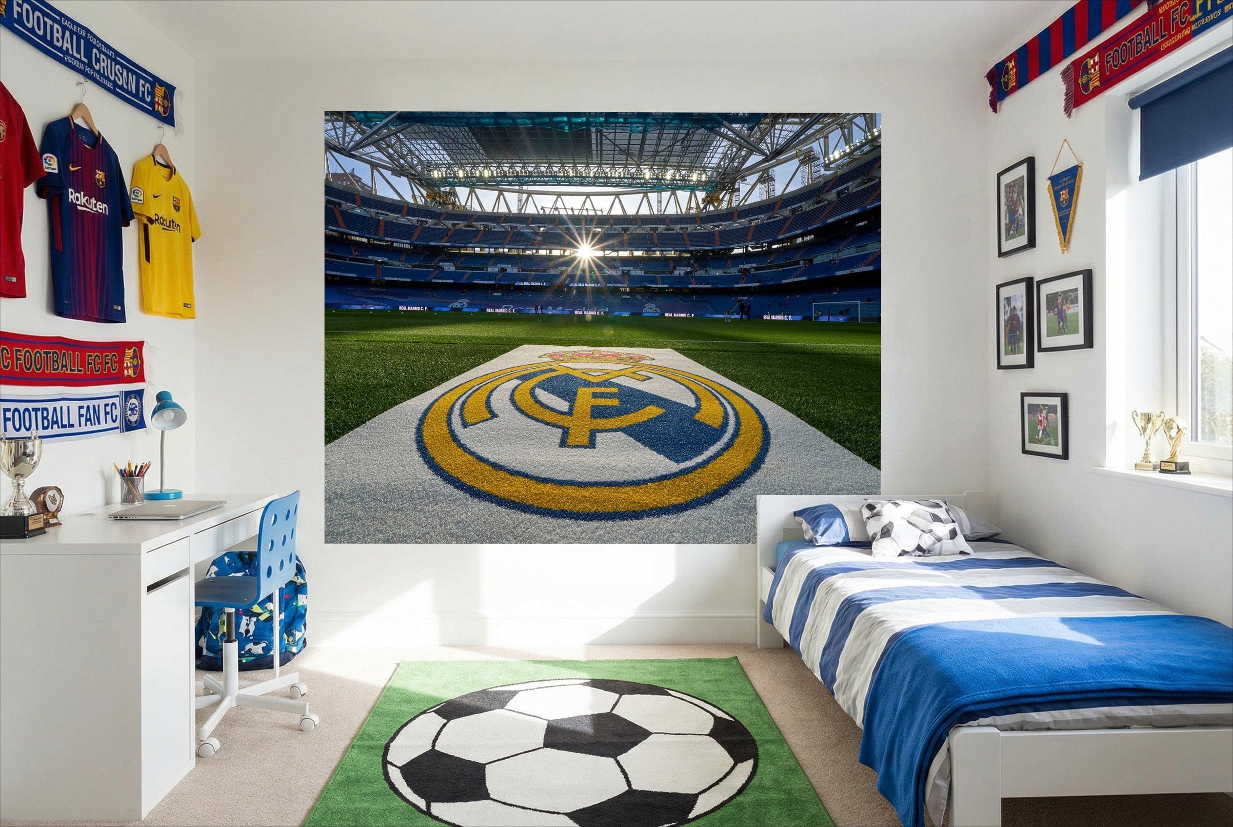 Déco madrid papier peint the madrid way avec logo vibrant de real madrid bleu et jaune sur pelouse verte en stade