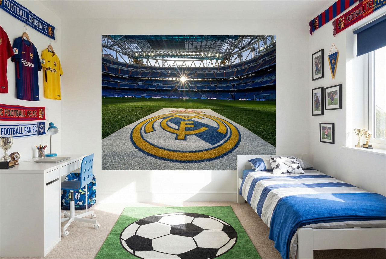 Déco madrid papier peint the madrid way avec logo vibrant de real madrid bleu et jaune sur pelouse verte en stade