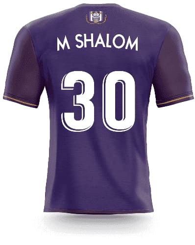 Maillot de football violet à manches courtes avec un emblème or et blanc sur le col arrière et un numéro blanc 30 sous le nom ’M SHALOM’.