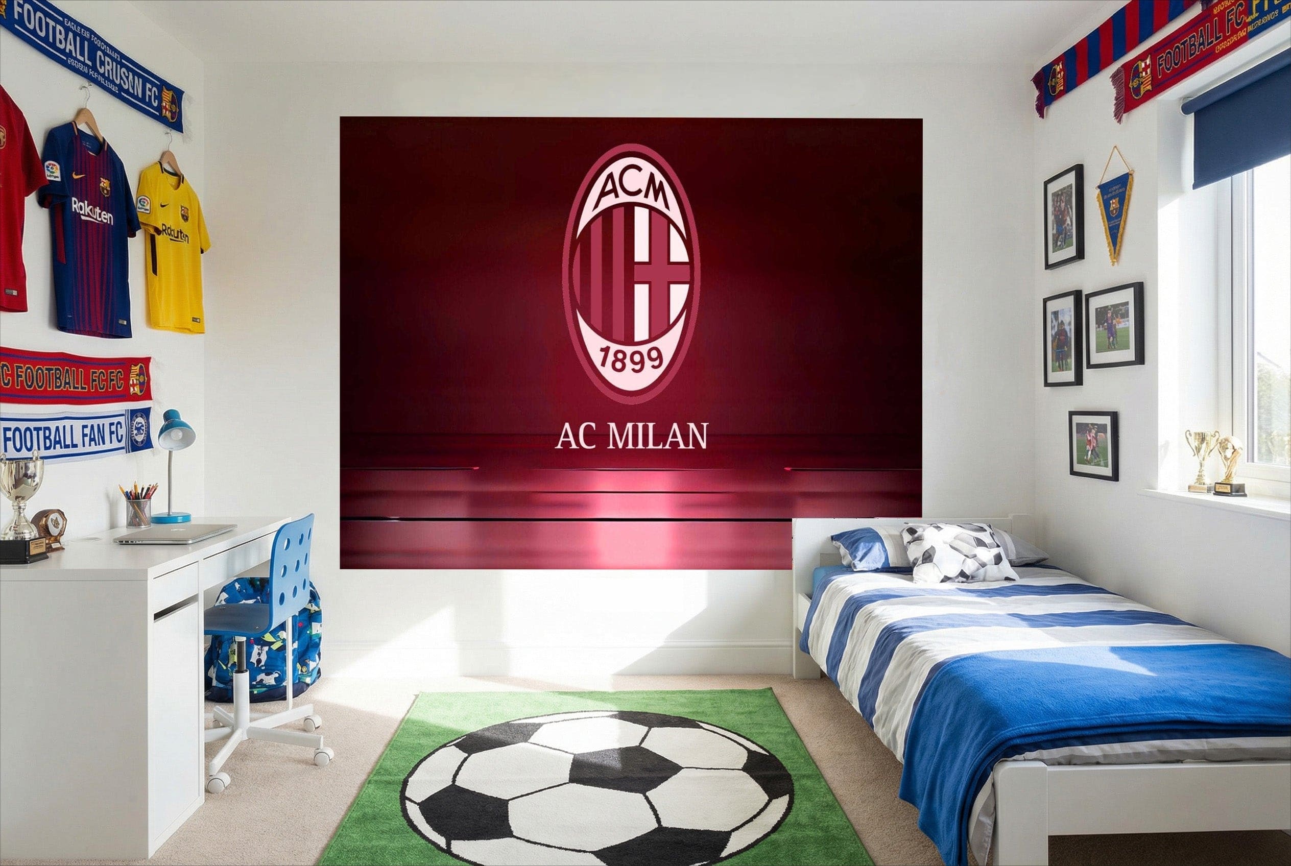Papier peint ac milan rouge audacieux avec blason iconique et texte 1899 sur fond bordeaux pour milan déco