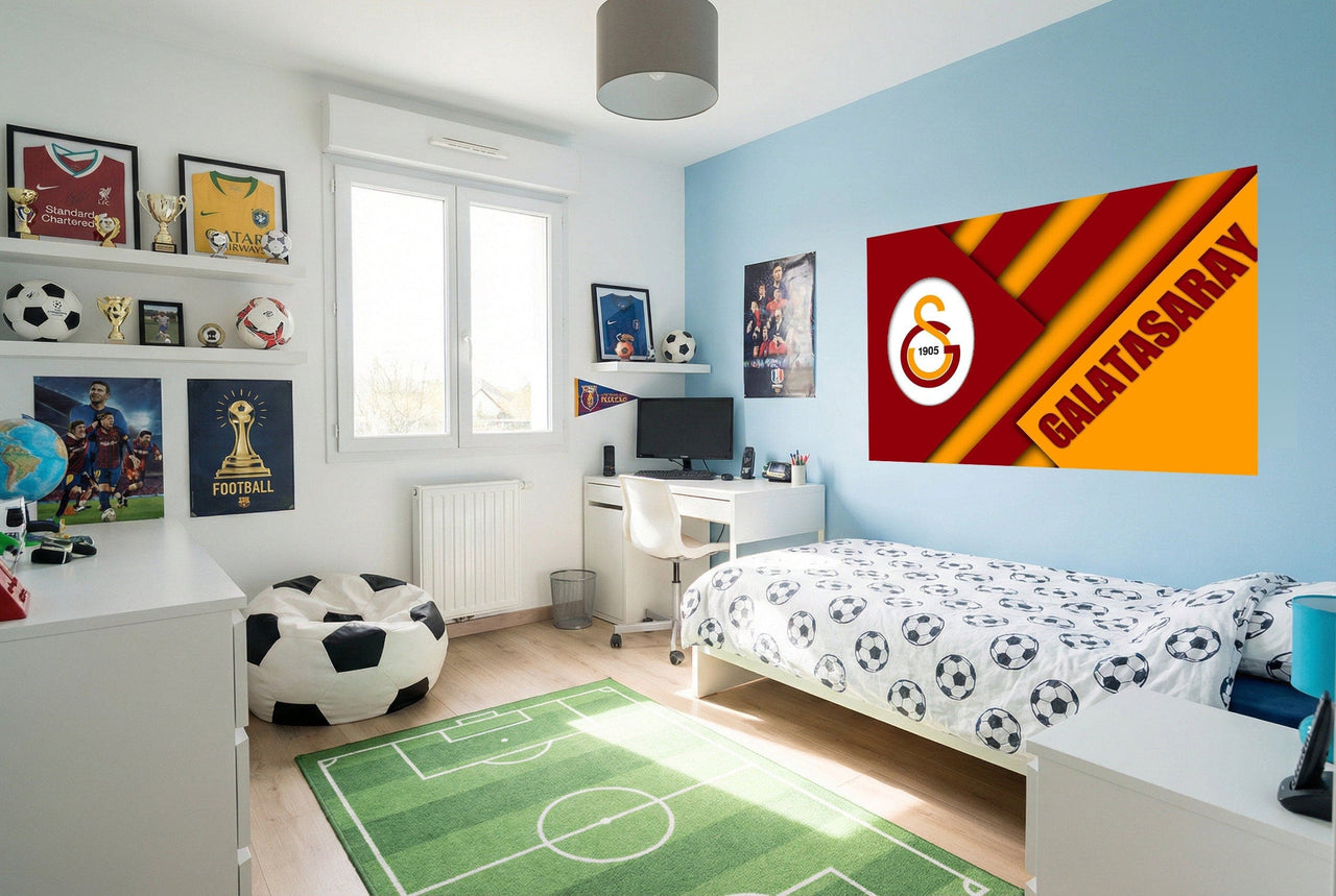 Papier peint emblème galatasaray en rouge et jaune avec logo blanc sur mur bleu pour déco football fans