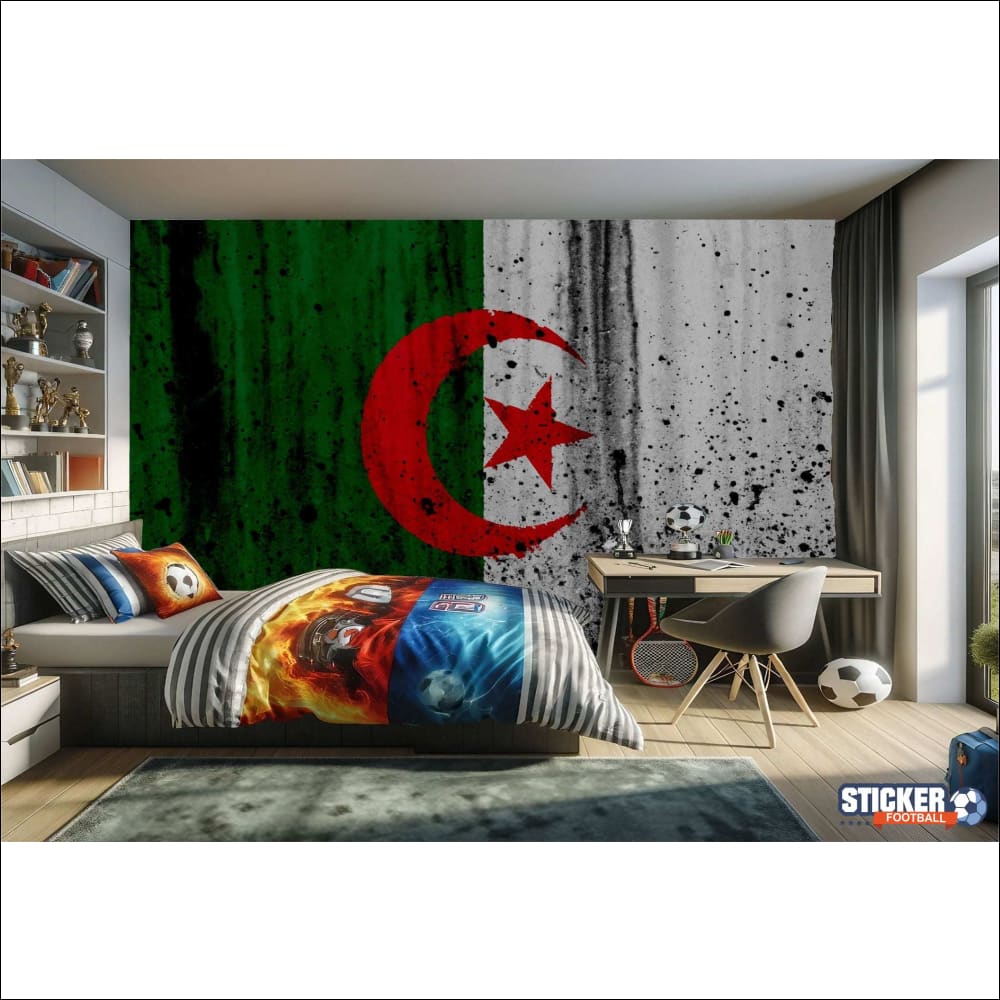 Une chambre d’enfant avec une peinture murale représentant le drapeau algérien et une literie sur le thème du football.
