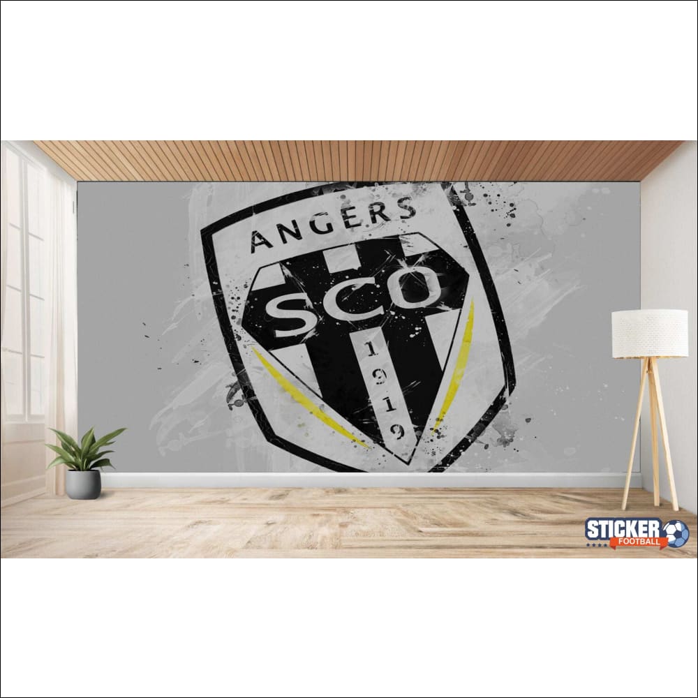 Murale représentant l’emblème d’un club de football monochrome avec des accents jaunes.
