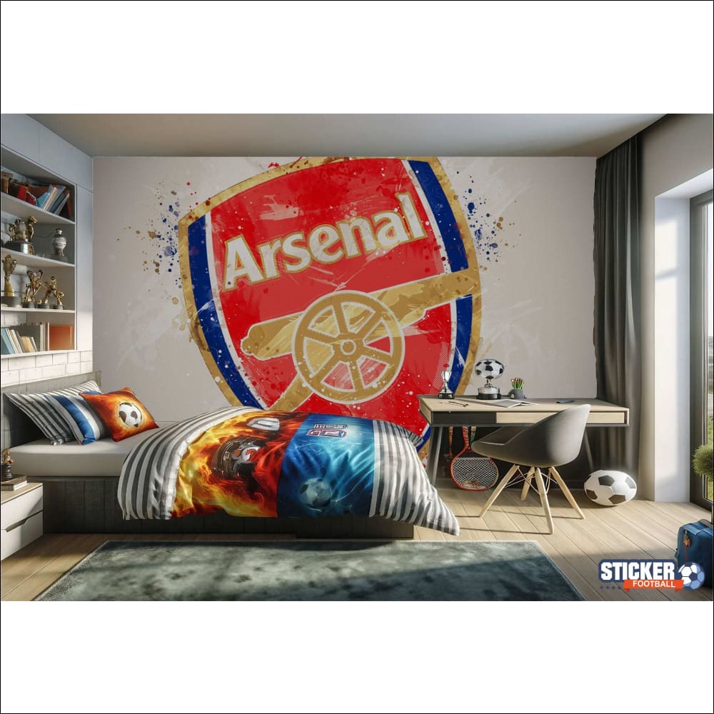 Une chambre d’enfant avec une peinture murale sur le thème du club de football d’Arsenal.