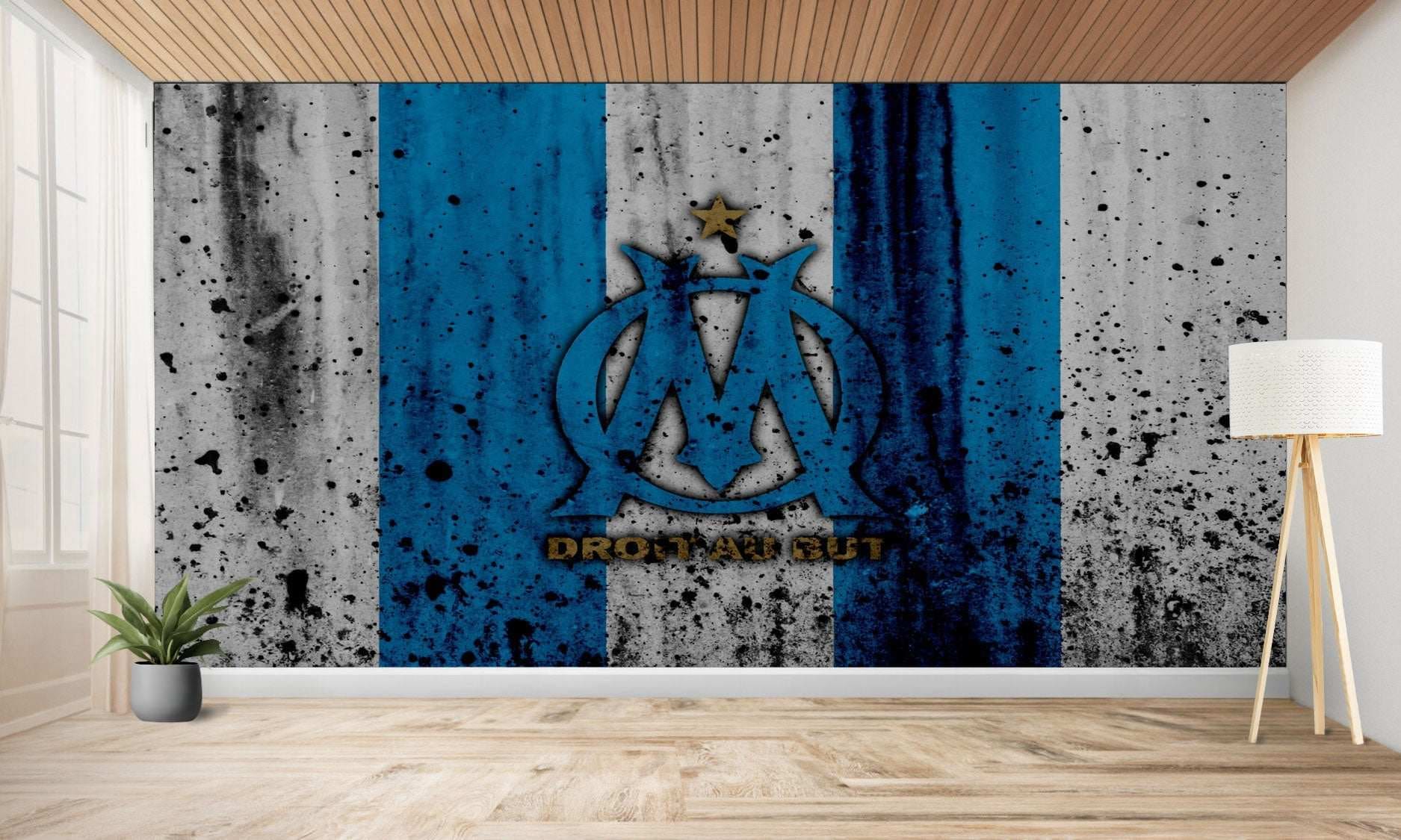 Chambre avec papier peint du logo de Marseille.