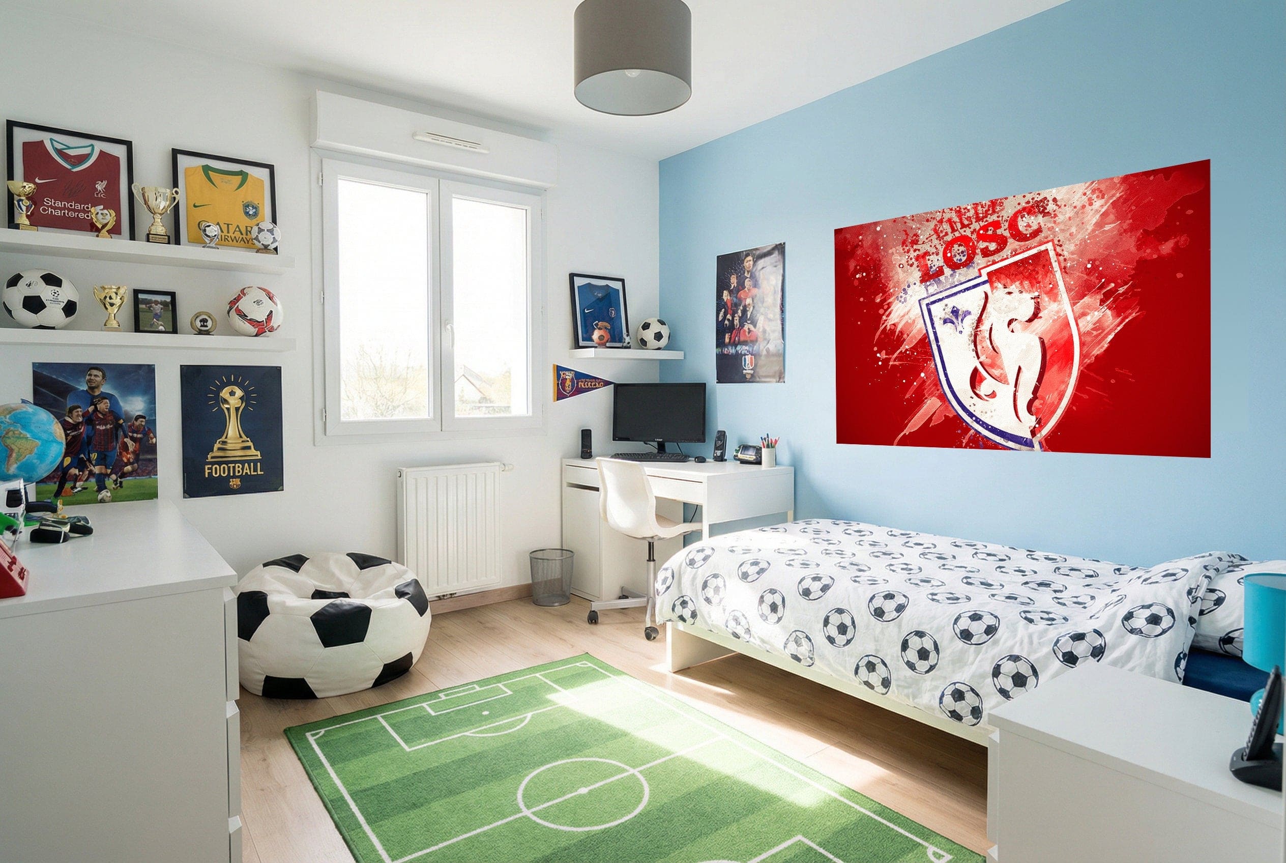 Lit blanc avec literie motif ballon de football noir et blanc pour décoration chambre losc papier peint lille losc