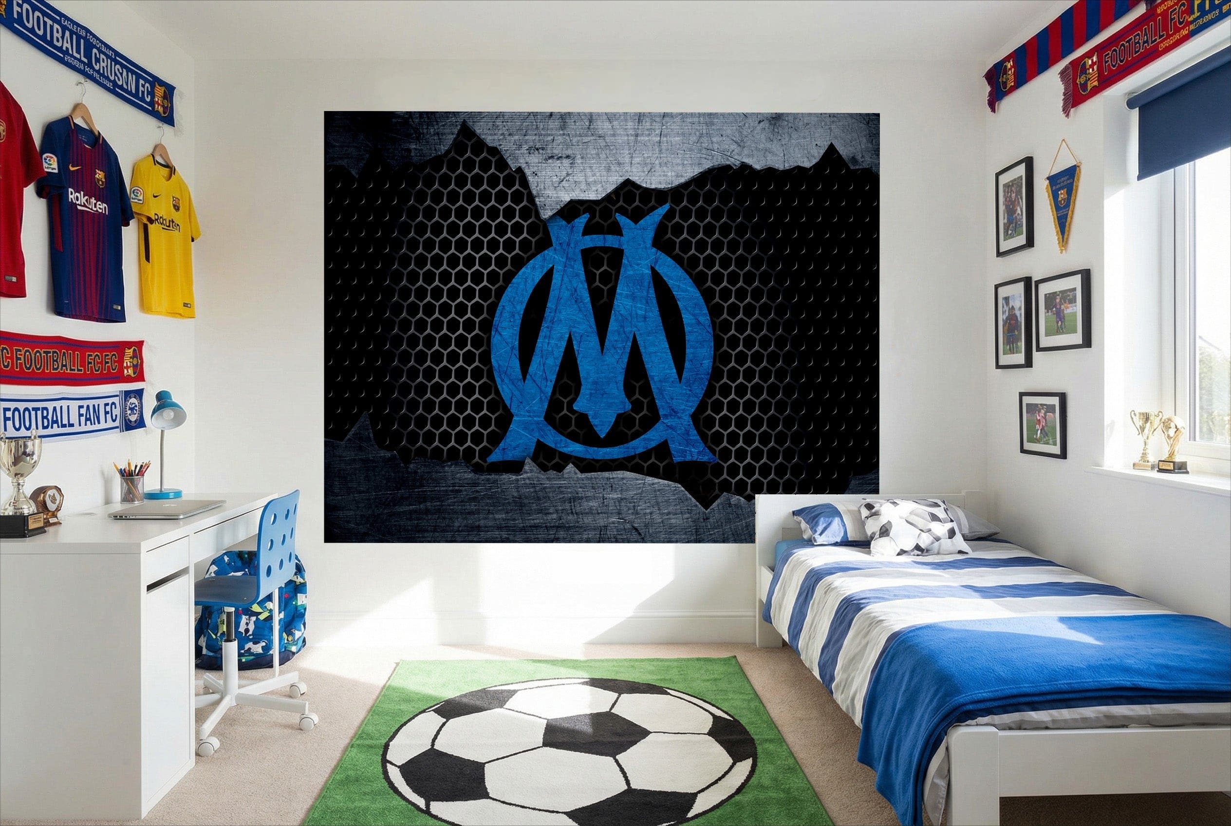Papier peint football bleu et noir à motif hexagonal avec logo olympique de marseille pour déco murale football