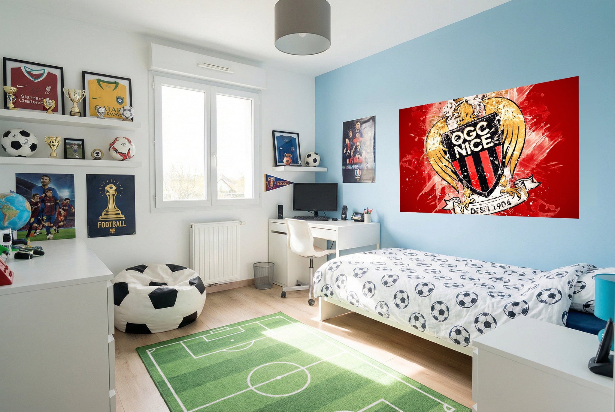 Papier peint ogc nice rouge et noir avec blason doré affiché sur mur bleu pour décoration football