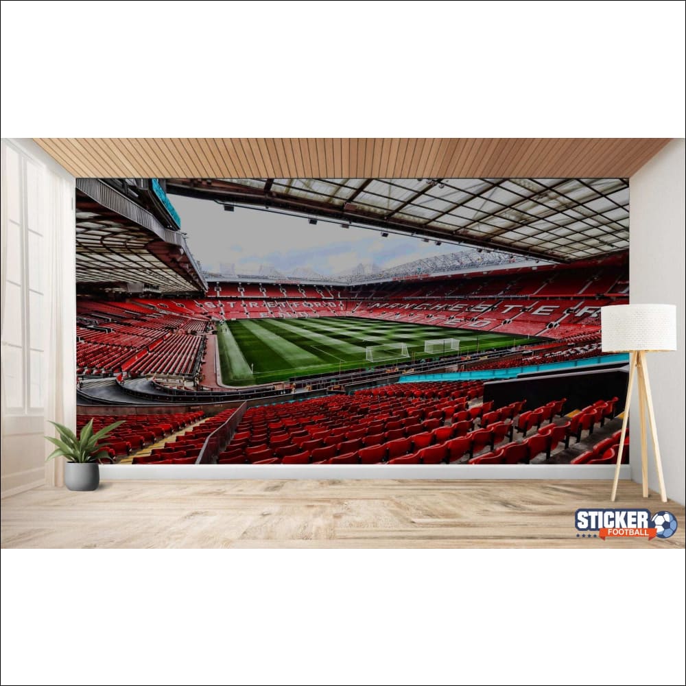 L’intérieur du stade est d’un rouge éclatant.