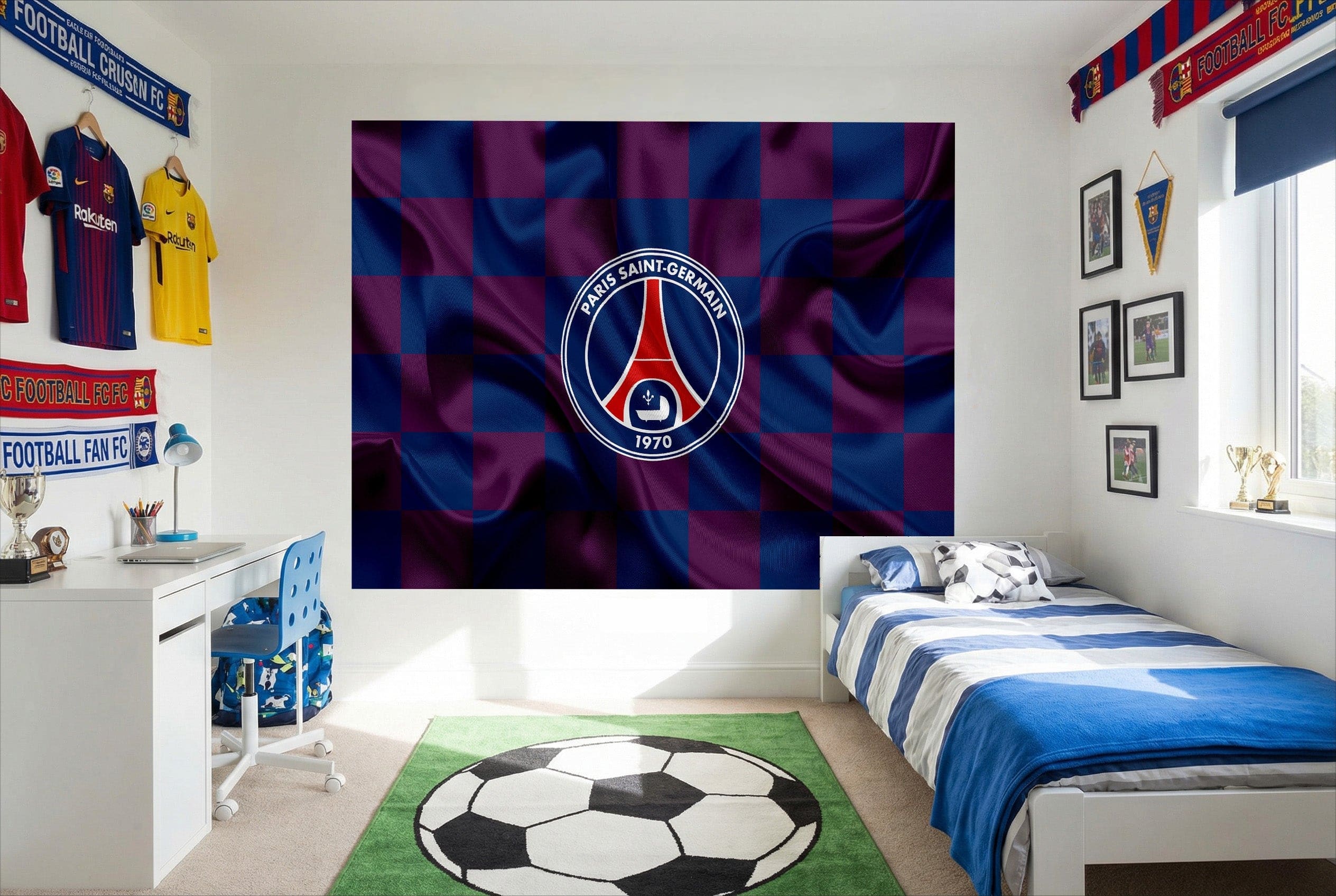 Papier peint football paris saint-germain avec motif à carreaux bleu et violet et logo blanc pour saint-germain déco chambre