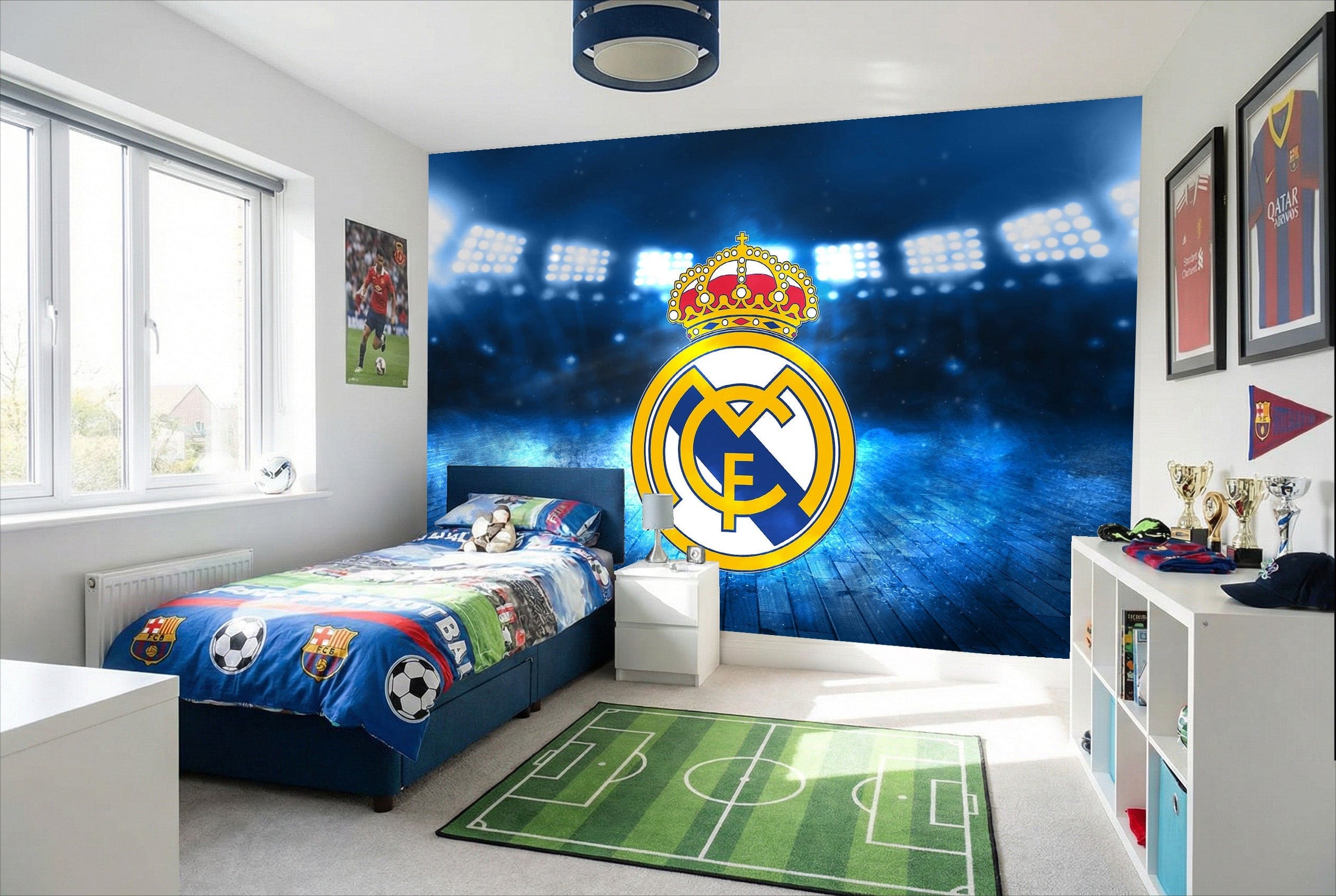 Papier peint real madrid football avec logo blanc et or et couronne rouge sur fond stade bleu pour chambre sportive
