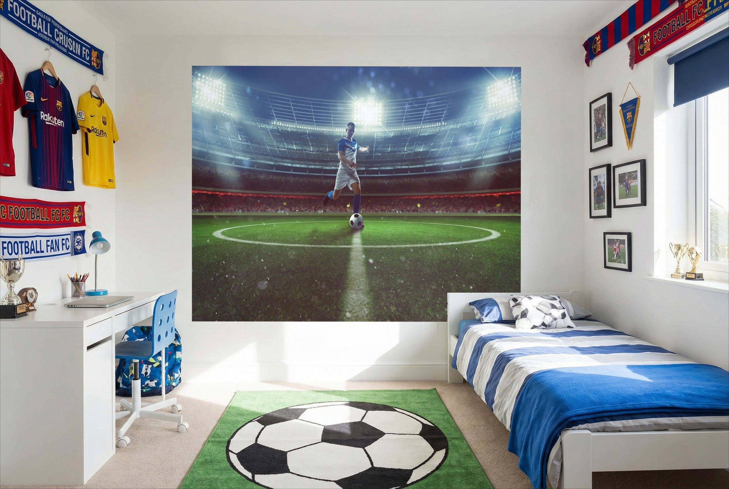 Papier peint football avec lit blanc et literie rayée bleu et blanc pour chambre football stade joueur