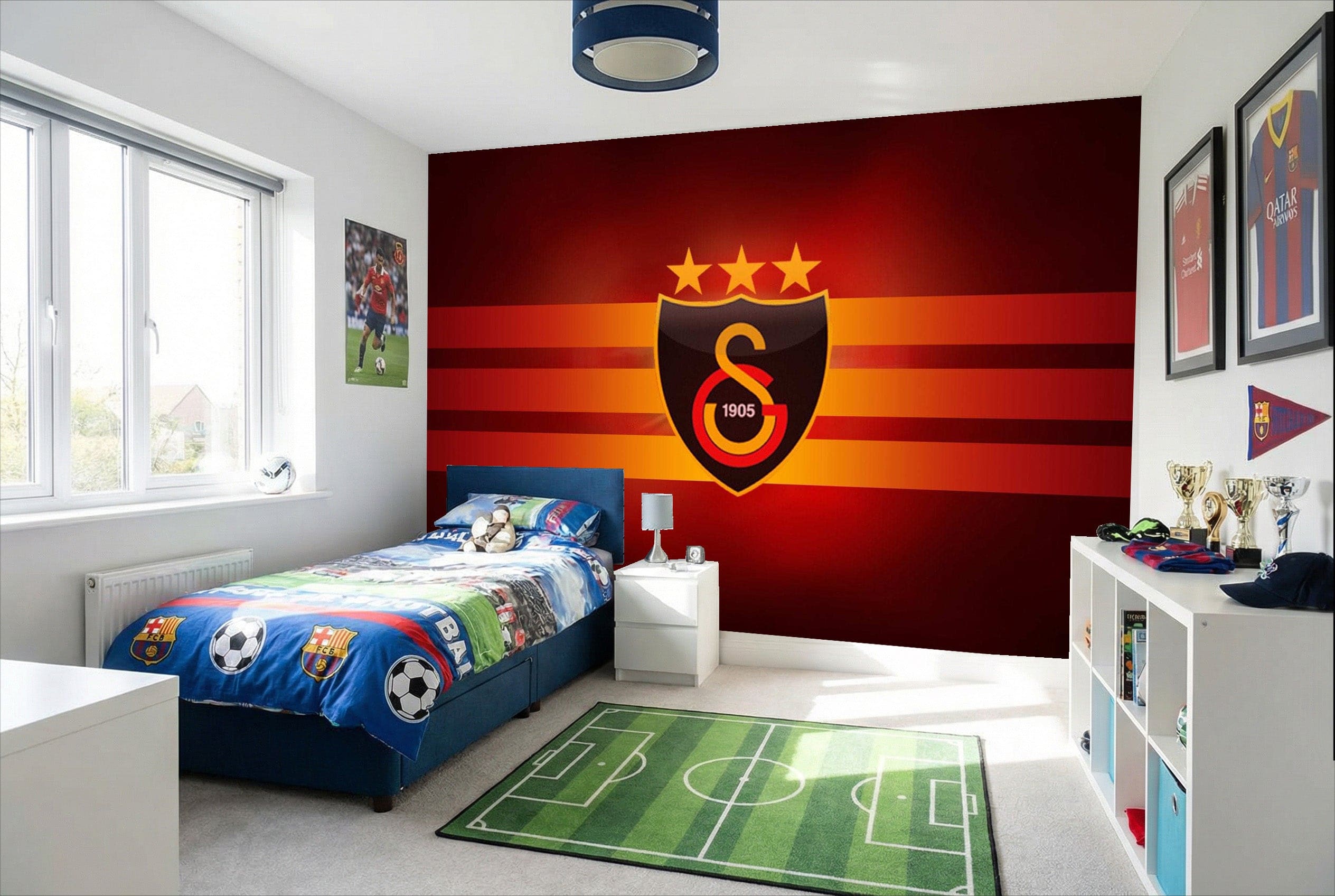 Papier peint logo galatasaray avec un mur rayé rouge et orange et l’emblème noir or blanc pour déco fan soccer