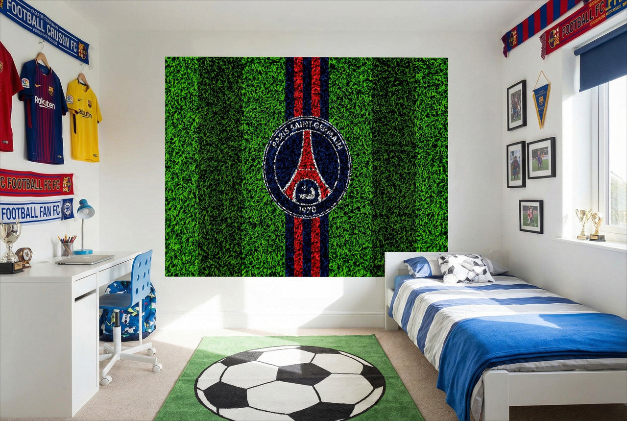 Papier peint psg football avec logo paris saint-germain sur fond herbe verte et rayures rouge bleu effet déco