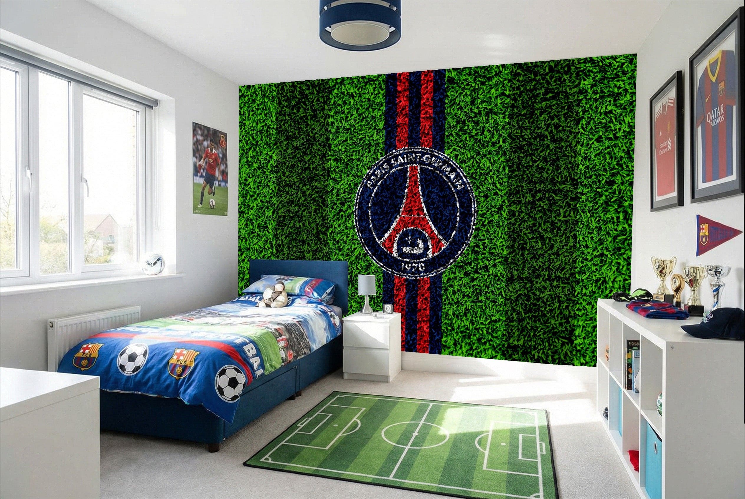 Papier peint psg avec logo paris saint-germain sur texture pelouse verte et rayures rouges et bleues football effet déco