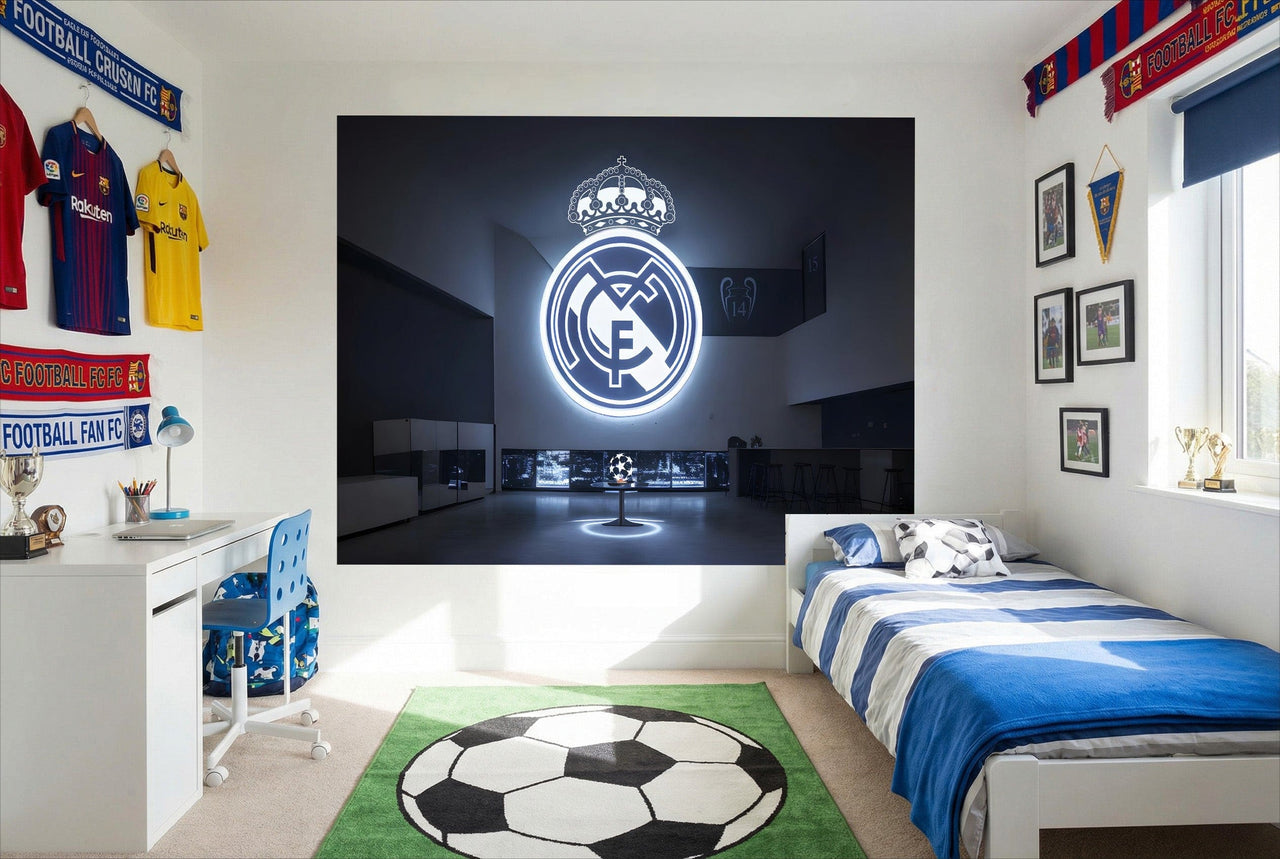 Papier peint real madrid avec logo blanc lumineux sur mur sombre pour une déco football passionnante