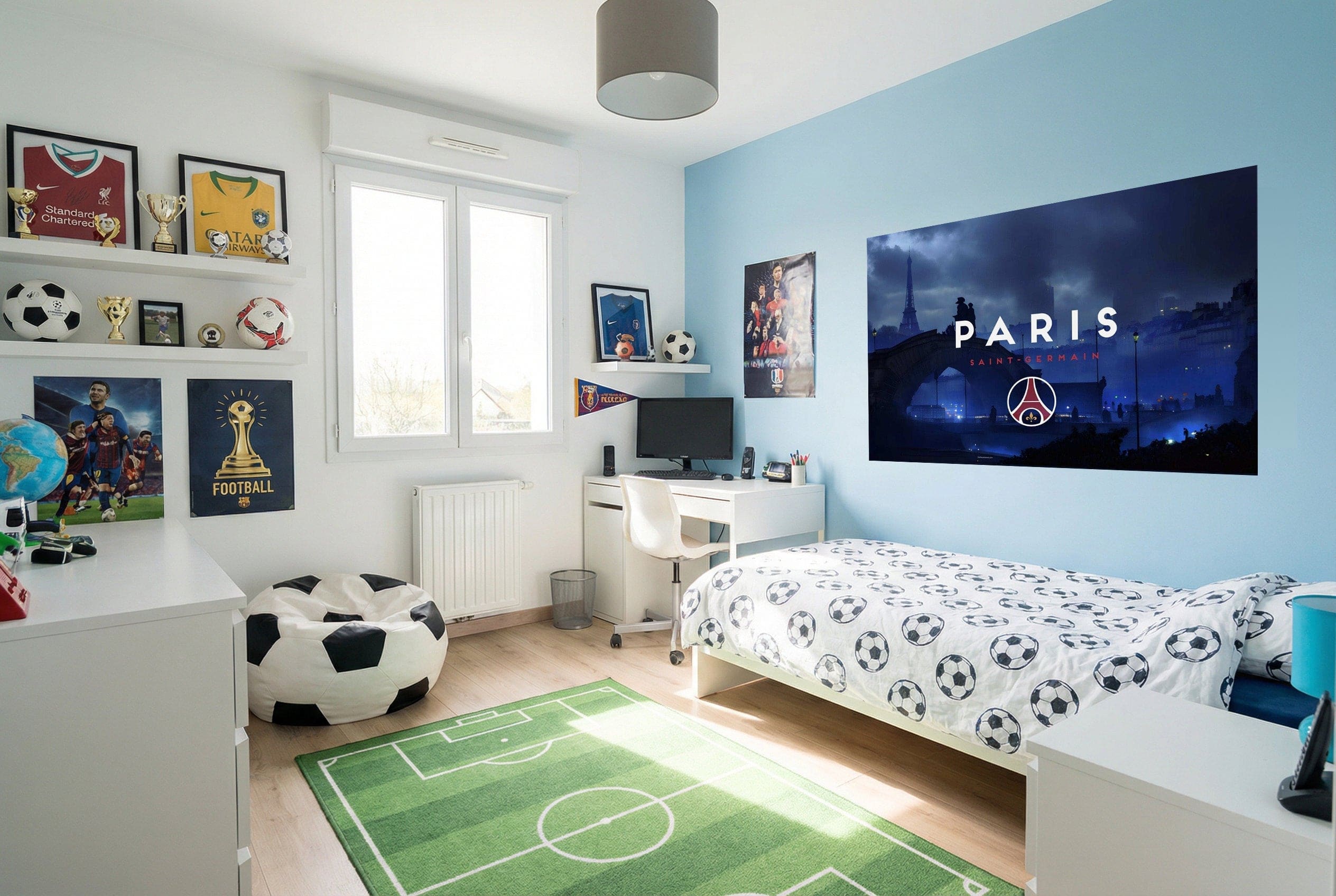 Lit blanc avec couette et taies d oreiller à motif de ballon de football paris saint germain papier peint football