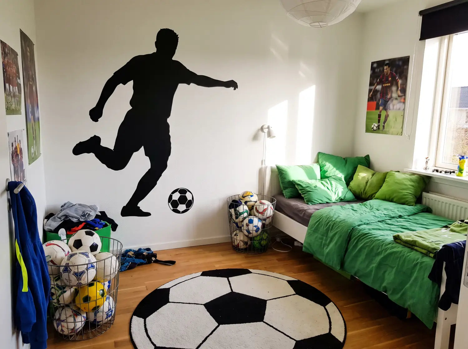 Sticker mural silhouette de joueur de foot dans une chambre de garçon