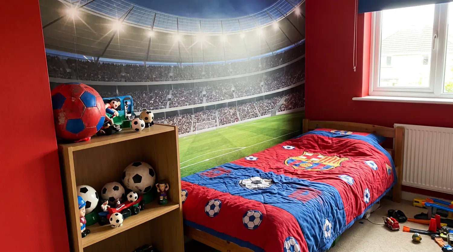 Chambre d'enfant décorée aux couleurs de son club de foot préféré