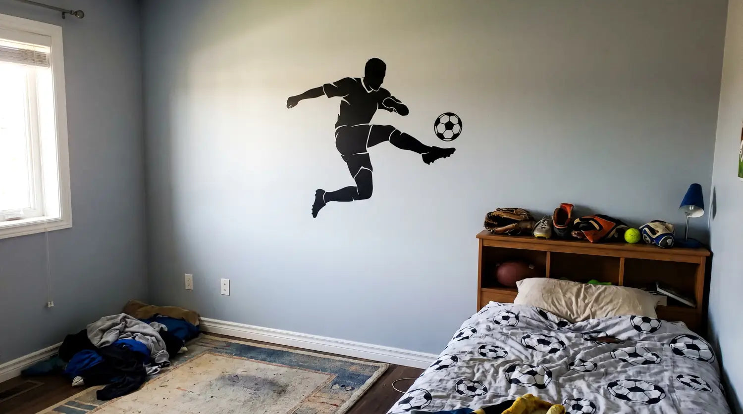 Stickers muraux silhouette de joueur de foot dans une chambre d'enfant
