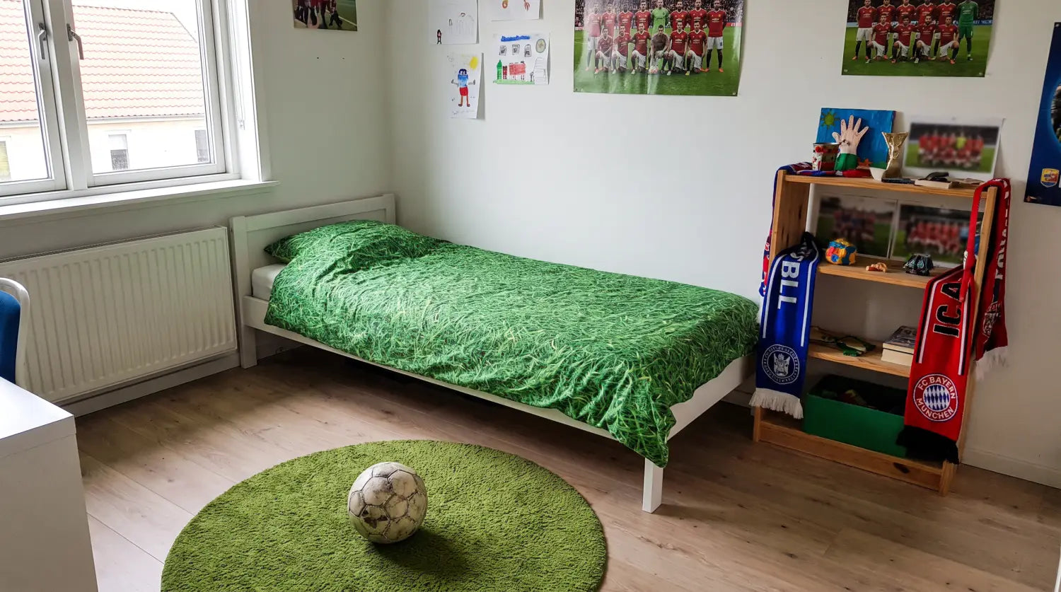 Chambre d'enfant décorée sur le thème du football avec un petit budget