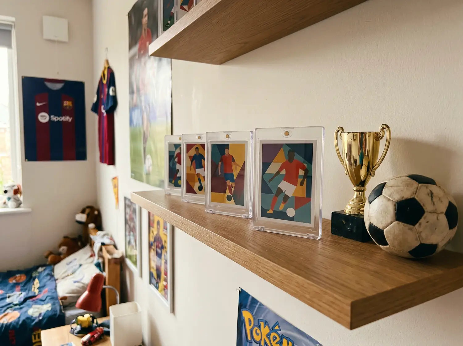 Cartes de joueur foot collector personnalisées exposées sur une étagère de chambre d'enfant