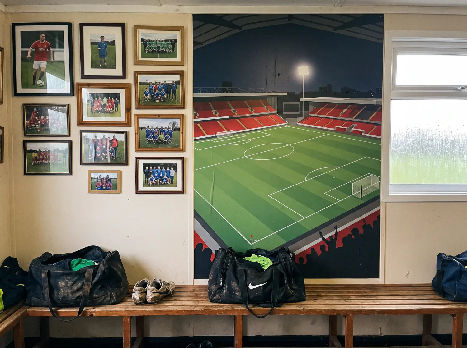 Mur de club house de foot amateur décoré avec cadres et déco murale stade