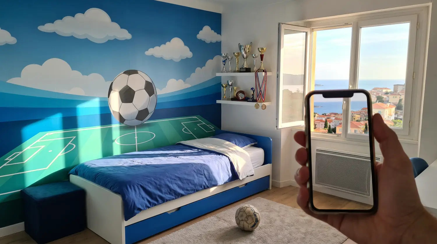 Chambre de garçon avec papier peint football bleu ciel et blanc aux couleurs de l'OM