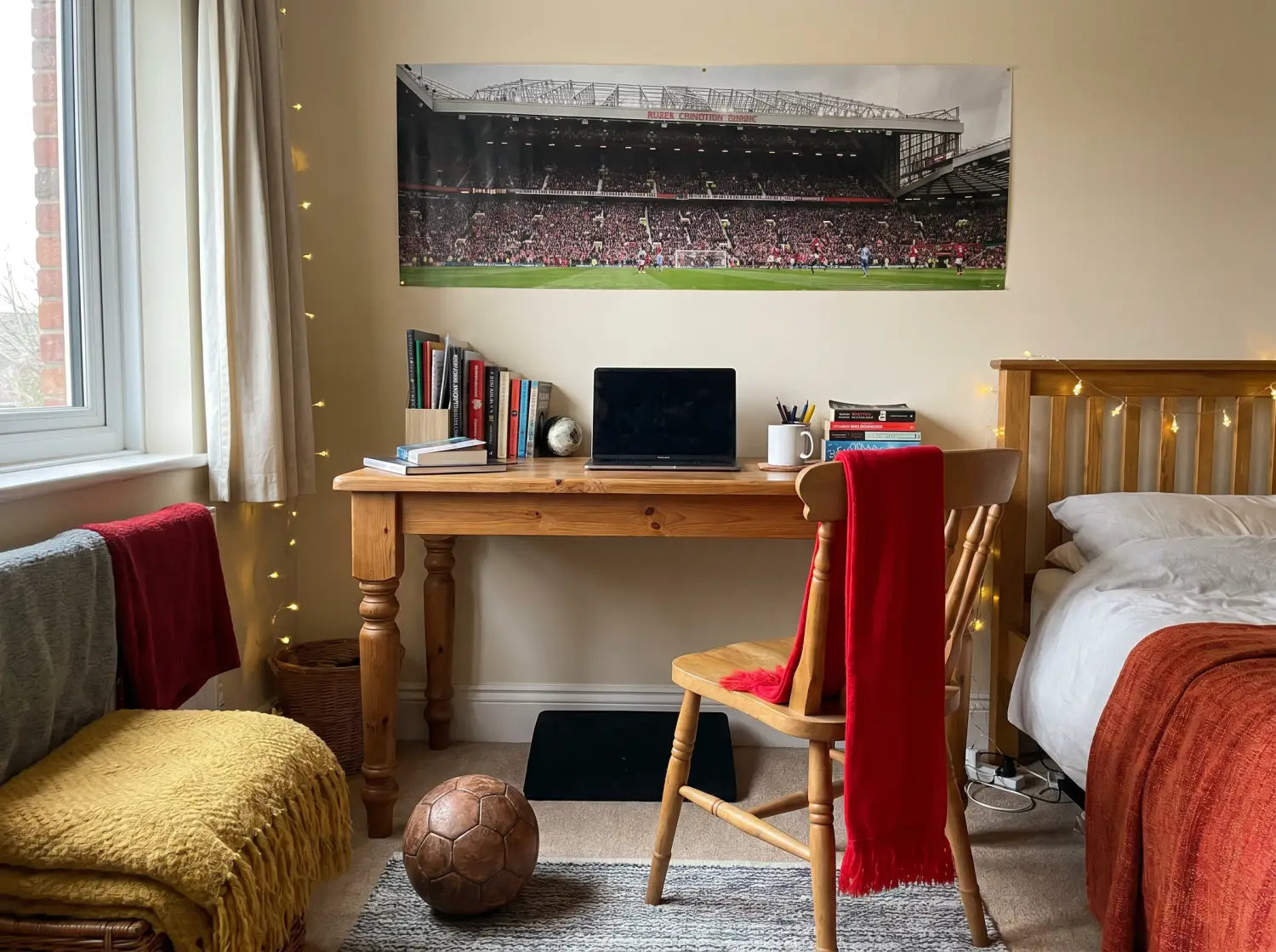 Coin bureau d'une chambre d'ado supporter avec une grande affiche de football au-dessus, ballon et écharpe